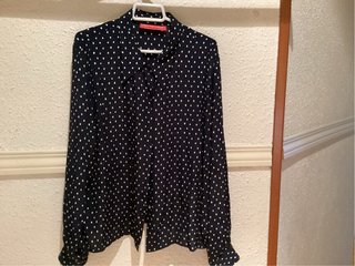 Blusa Negra con Topos Blancos