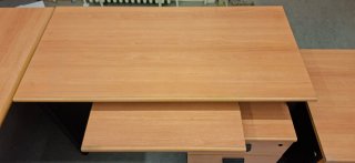 Mesa de oficina en L con cajoneras