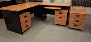 Mesa de oficina en L con cajoneras
