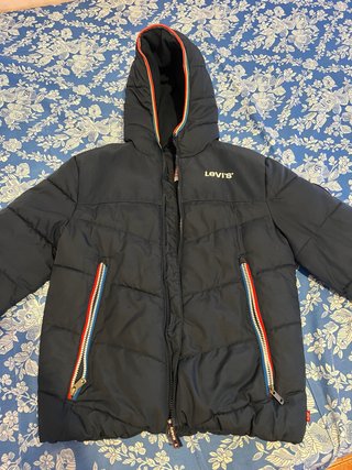Chaqueta Levi's azul con detalles multicolor