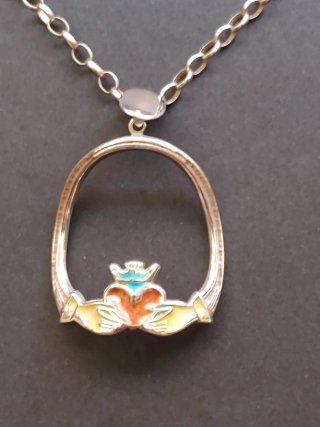 Colgante Irlandés Claddagh de Plata