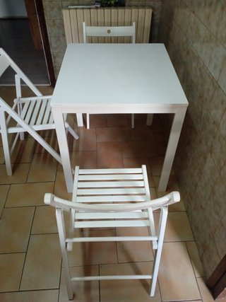 Mesa blanca extensible y 3 sillas