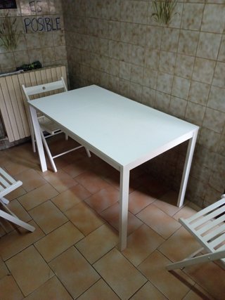 Mesa blanca extensible y 3 sillas