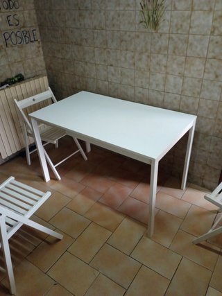 Mesa blanca extensible y 3 sillas