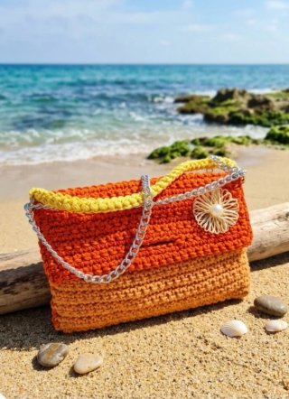 Borsa a tracolla lavorata all'uncinetto
