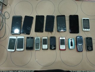 Lote móviles antiguos y cargadores no sé si alguno