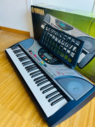 Teclado YAMAHA PSR-240 — Prácticamente nuevo