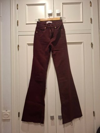 Pantalones vaqueros acampanados burdeos