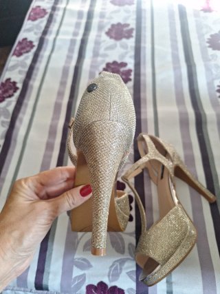 Zapatos de tacón dorados CHIKANO
