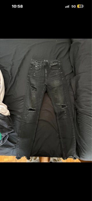 Pantalones vaqueros negros rotos
