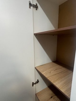 Armario Escobero Blanco de 2 Puertas
