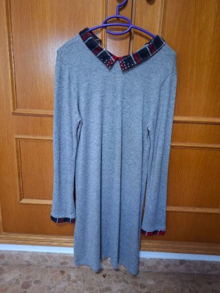 Vestido de punto gris con cuello de cuadros