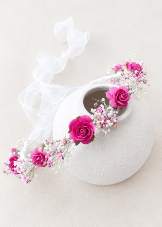 Corona de flores ceremonia niña fucsia y blanca