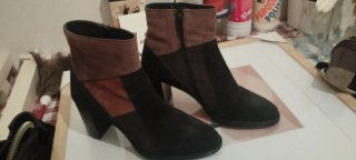 Botines de tacón negros y marrones