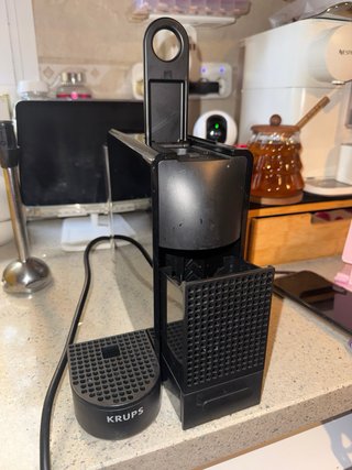 Macchina da caffè Nespresso nera quasi nuova