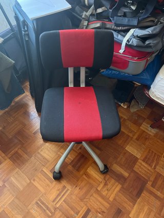 Silla de estudio negra y roja