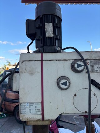 Taladro de columna industrial Optimum con premsa