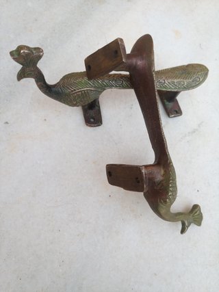 Tiradores de bronce.