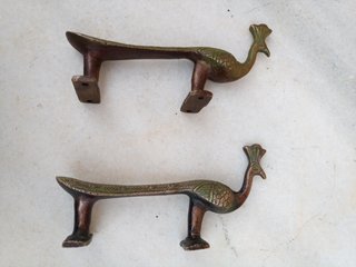 Tiradores de bronce.