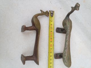 Tiradores de bronce.