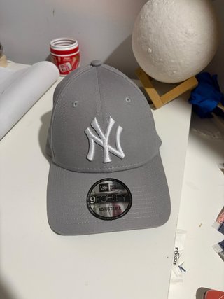 Gorra New Era 9FORTY Gris