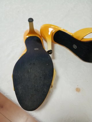 Zapatos de tacón naranjas y amarillos talla 36