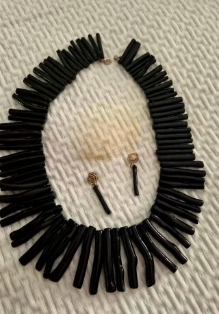 Conjunto de Collar y Pendientes en Coral Negro