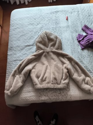 Cazadora de peluche Bershka beis