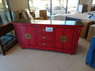 Aparador Rojo con Detalles Negros
