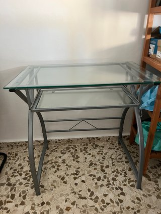 Escritorio de cristal y metal