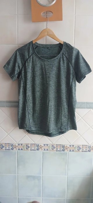 Camiseta verde deportiva