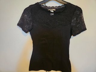 Top negro H&M con encaje