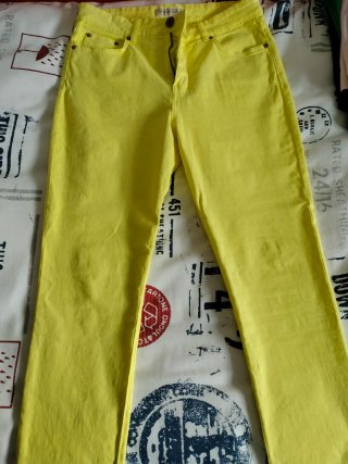 Pantalón vaquero amarillo