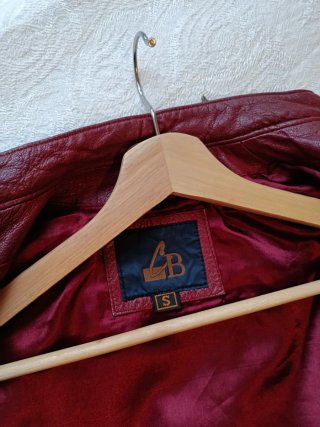 Cazadora de mujer roja
