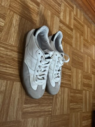Zapatillas deportivas grises y blancas