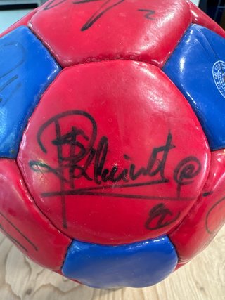 Balón Fimado por 18 jugadoresdel FC Barcelona 2003