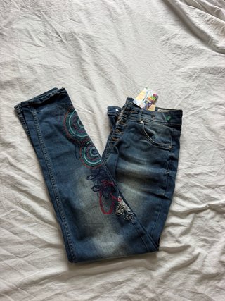 Vaqueros Desigual con Bordados
