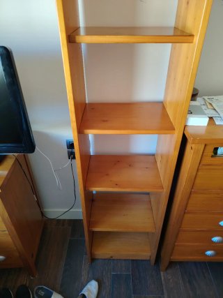 Estantería de madera marrón