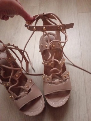Tacones beige con cordones y tachuelas