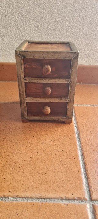 Cajonera pequeña de madera con 3 cajones