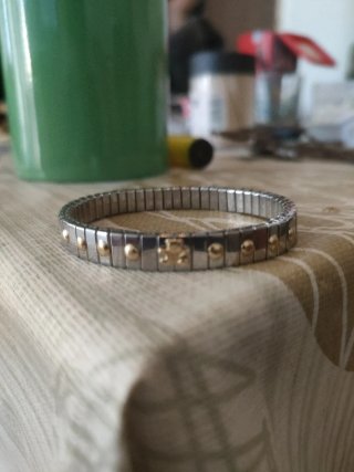 Pulsera de acero con detalles de oro