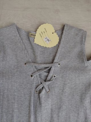 Vestido gris con cordones y hombros descubiertos