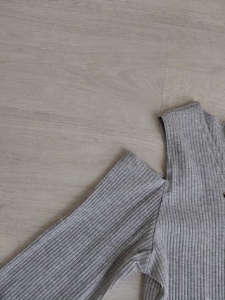 Vestido gris con cordones y hombros descubiertos
