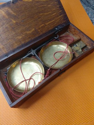 Balanza Antigua de Precisión con Ponderales