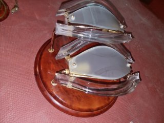Lámpara de mesa de madera y cristal