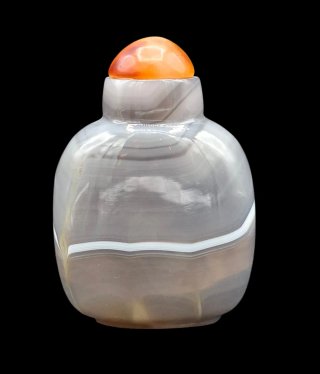 Snuff Bottle Chino tallado en Ágata bandeada.