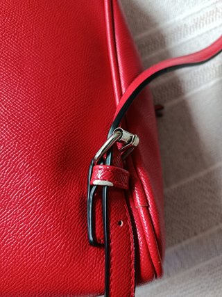 Mochila roja compacta