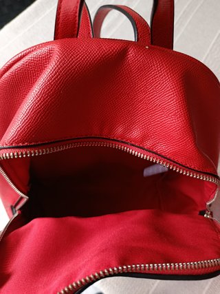 Mochila roja compacta
