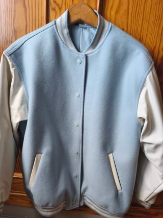 Beisbolera H&M azul y blanco Talla S