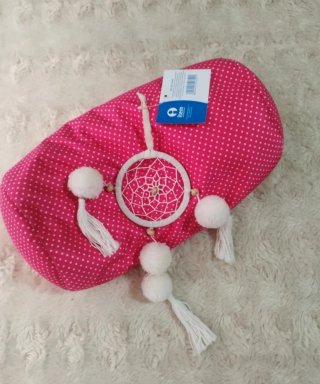 Cojín infantil rosa con atrapasueños